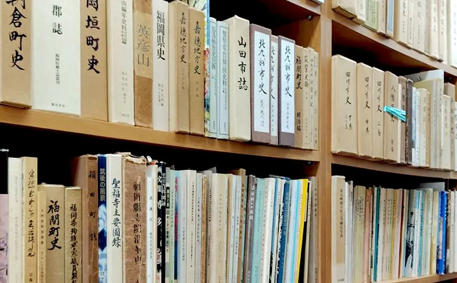 古書が並ぶ本棚の写真
